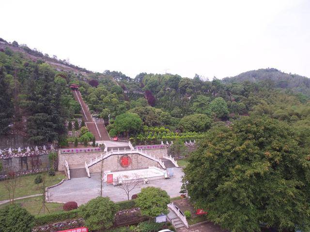 “死不起”成為現(xiàn)實(shí)！高價(jià)墓地市場(chǎng)冷清<strong></p>
<p>墓地</strong>，逝者也被“消費(fèi)降級(jí)”？:墓地